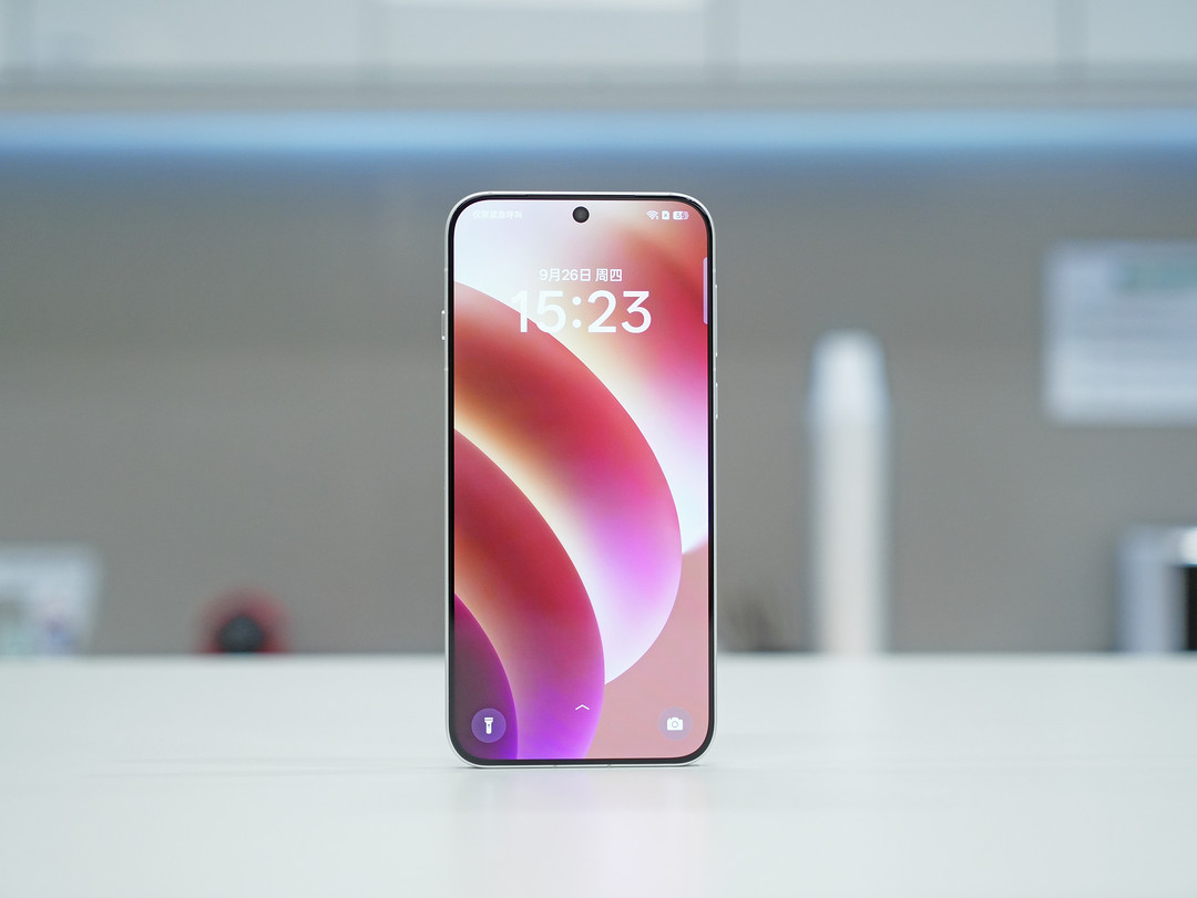 OPPO Find X8 真机：物理意义上的超窄四等边