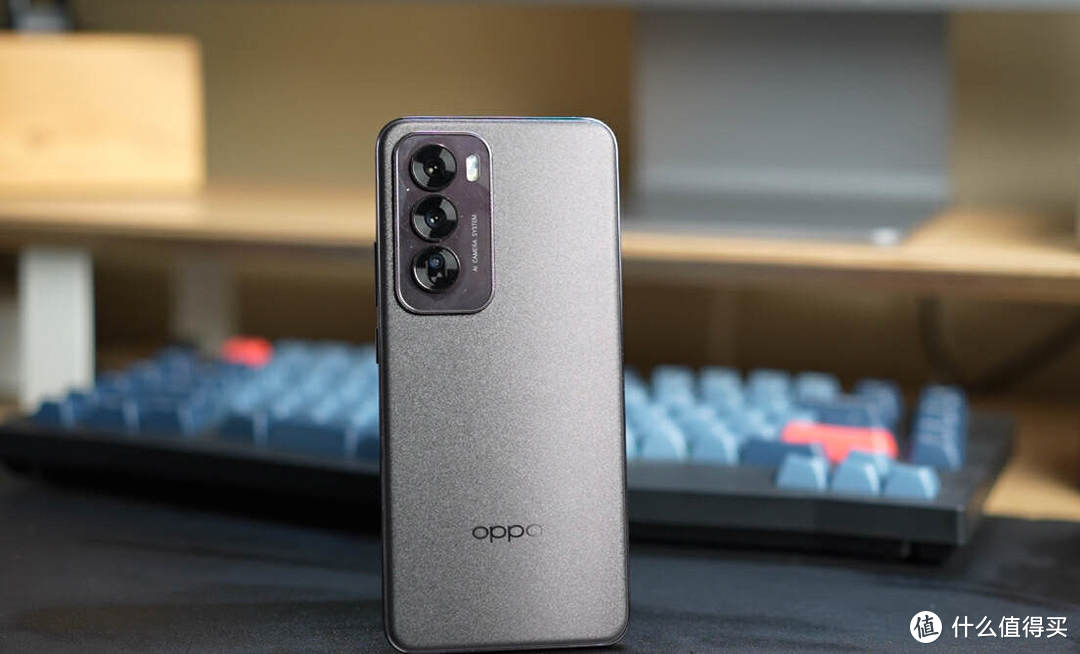 买手机还在纠结直屏和曲屏？OPPO Reno12有点不一样