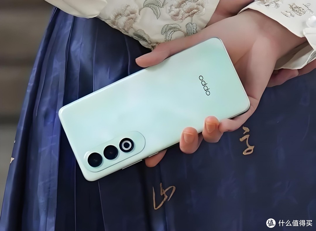 跌至1373元，OPPO K12砸核桃、踩高跟鞋，真的能扛住？